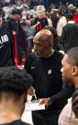 震撼NBA!開拓者主帥被捕、球員被勒令離隊——球隊陷入全面動盪