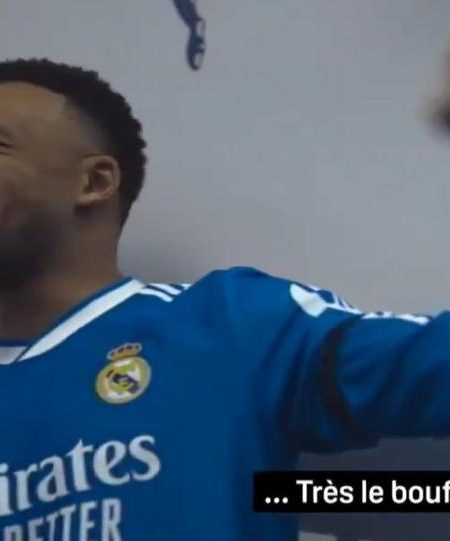 姆巴佩向裁判討要越位解釋卻遭無視，怒斥「小丑」引發熱議