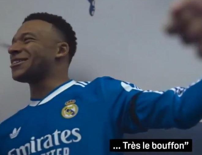 姆巴佩向裁判討要越位解釋卻遭無視，怒斥「小丑」引發熱議