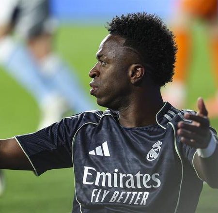 炫技失敗引全場哄笑！維尼修斯彩虹過人翻車