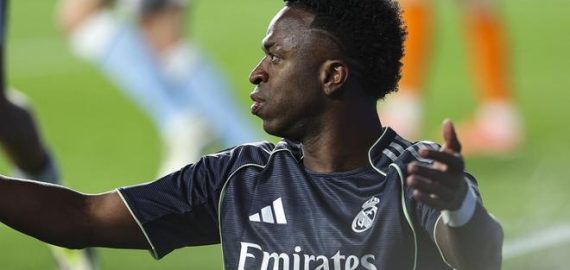 炫技失敗引全場哄笑！維尼修斯彩虹過人翻車