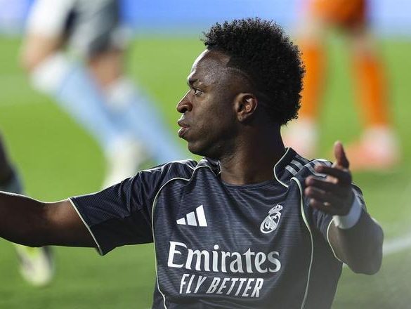 炫技失敗引全場哄笑！維尼修斯彩虹過人翻車