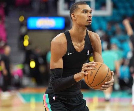 文班亞馬傷情重大進展：隨隊出征波特蘭，腦震盪復出時間與風險