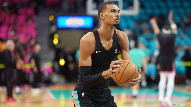 文班亞馬傷情重大進展：隨隊出征波特蘭，腦震盪復出時間與風險