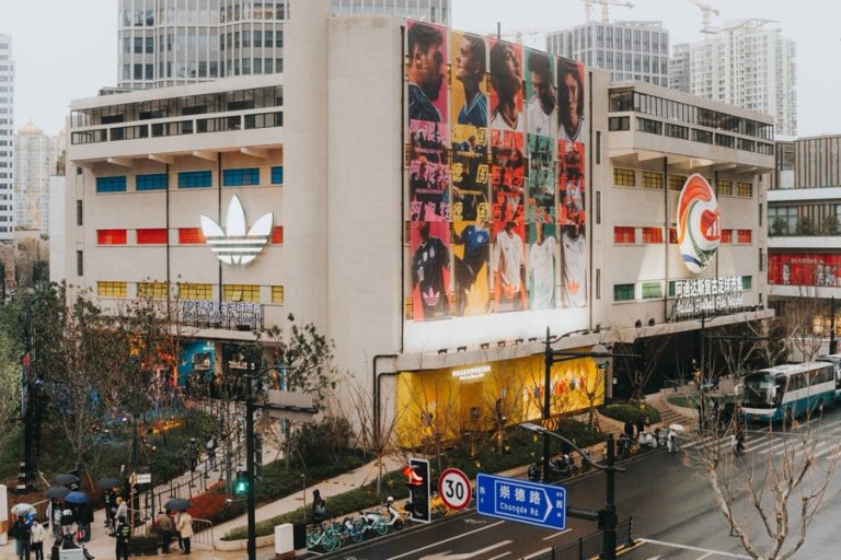 世界盃熱潮席捲上海：復古足球市集與國家隊球衣發布